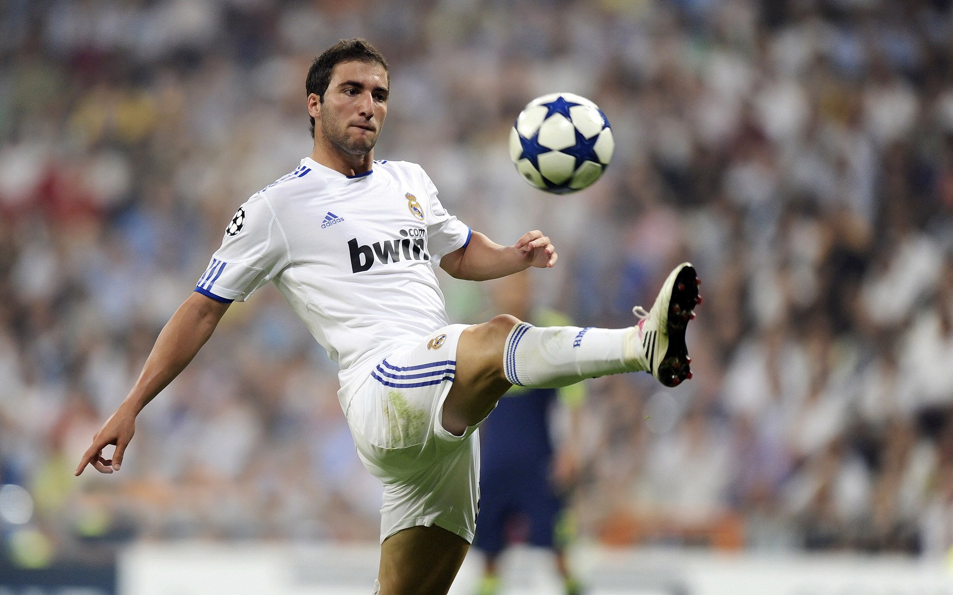 国内足球联赛球队轮番换阵，比赛局势扑朔迷离，中国足球队换人